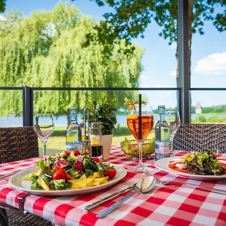 Strandhaus Am Inselsee Отель Гюстров